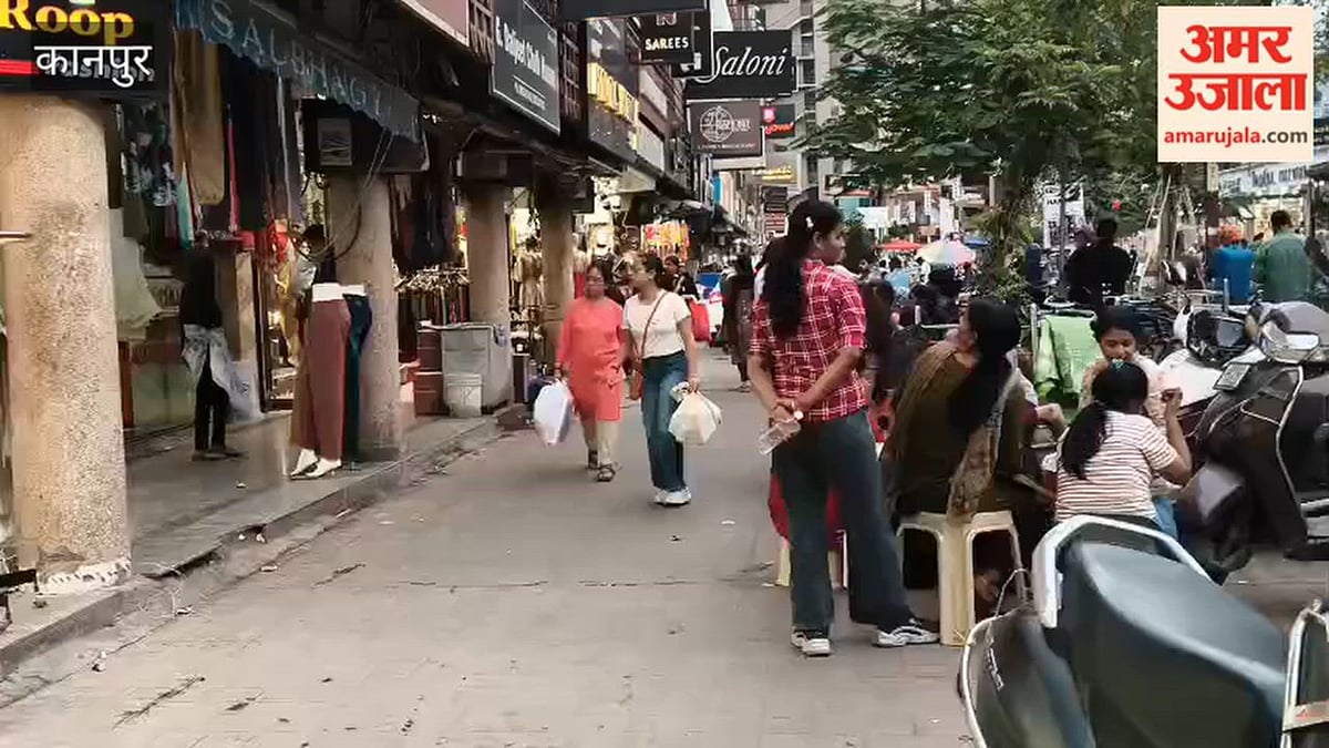 कानपुर: नवीन मार्केट में मेहंदी लगवाने के लिए महिलाओं की रही भीड़