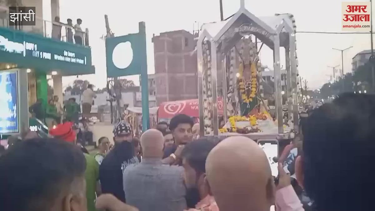 सेंट जूड चर्च से निकली भव्य शोभायात्रा, हाथों में कैंडल लेकर शामिल हुए श्रद्धालु