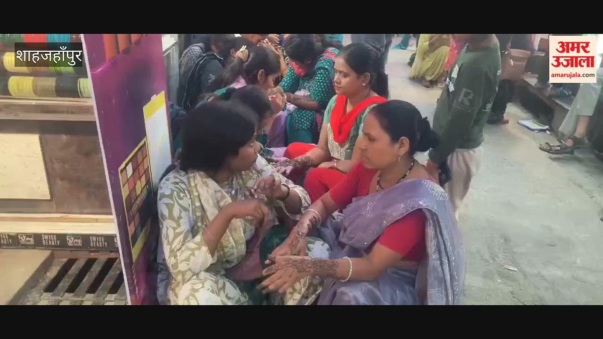 करवाचौथ : सजना है मुझे सजना के लिए... हाथों में रची मेहंदी, खरीदारी को उमड़ी भीड़