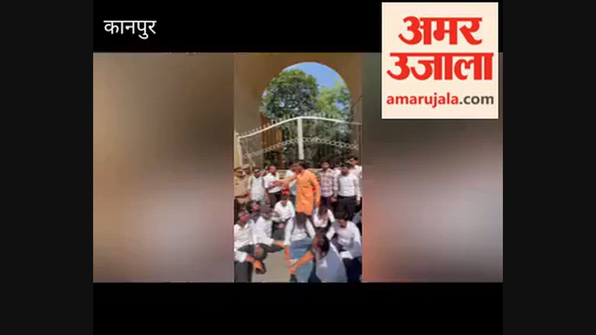 डीसी लॉ कॉलेज को स्वकेंद्र न बनाने पर सीएसजेएमयू में छात्रों का प्रदर्शन