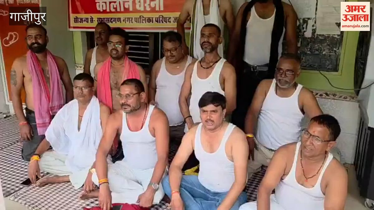 21वें दिन शर्ट उतारकर प्रदर्शन, सामूहिक इस्तीफे को चेताया