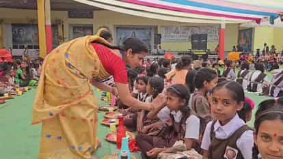 feast was arranged for 1200 girls on Kanya Pujan video