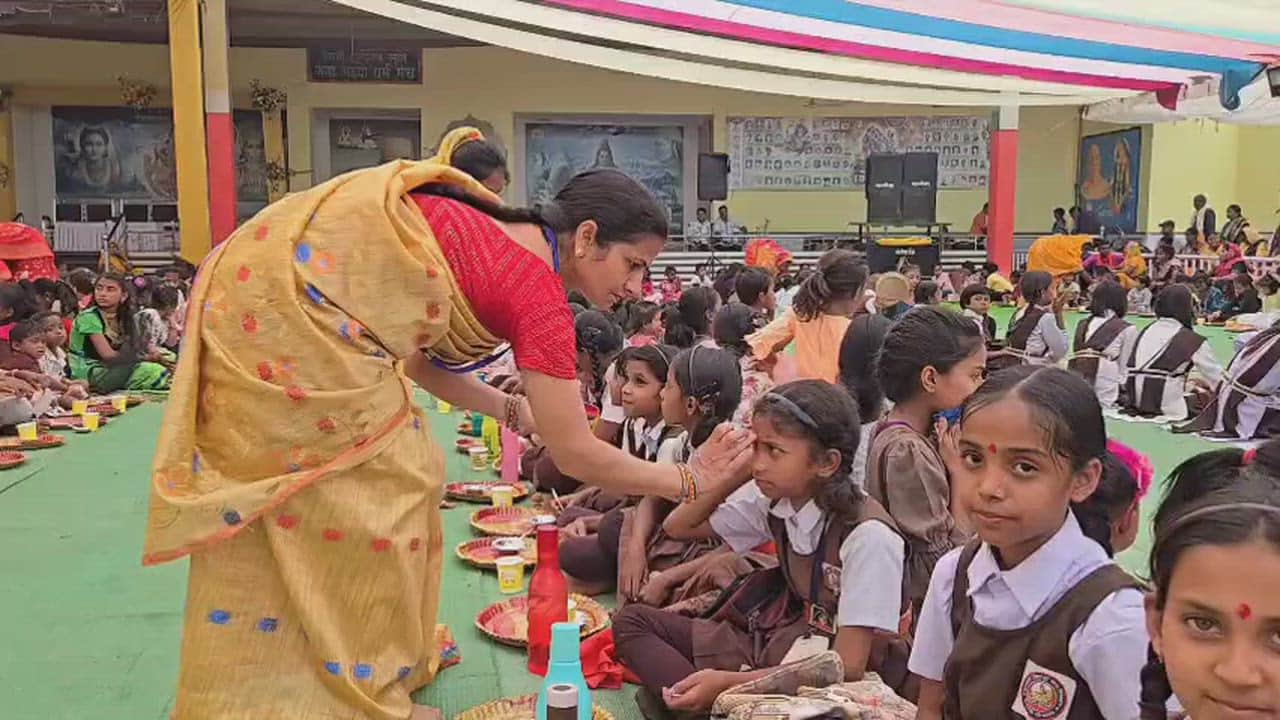 feast was arranged for 1200 girls on Kanya Pujan video