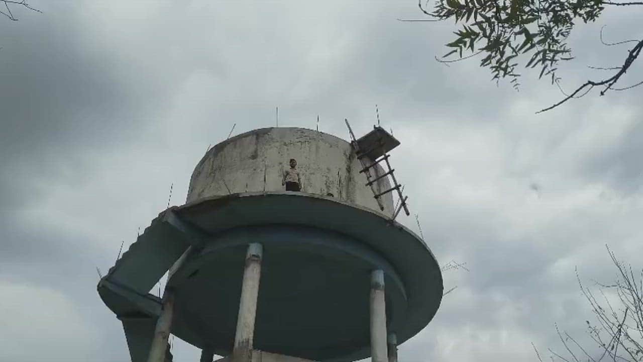 chhattisgarh video man climbs water tank and Allegations against korba police