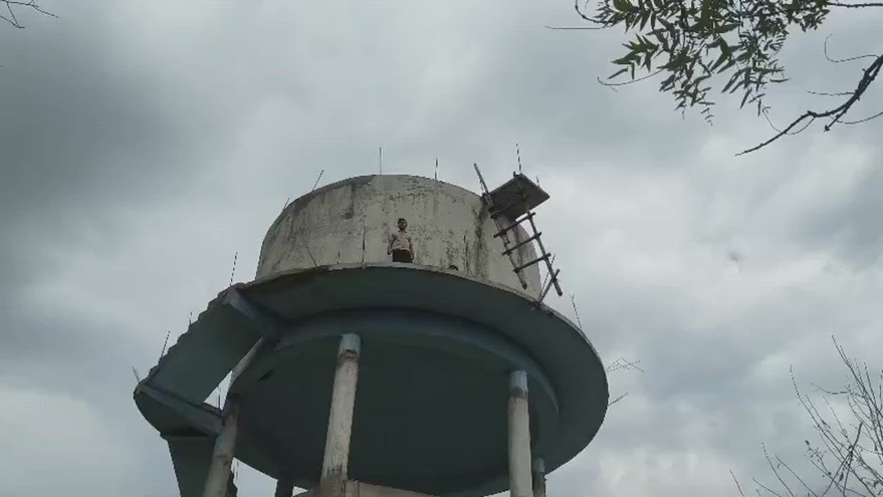 chhattisgarh video man climbs water tank and Allegations against korba police