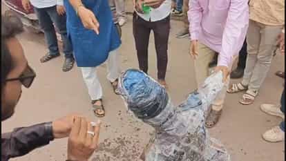 Congress members burned an effigy of CM over action taken in Nakti villag